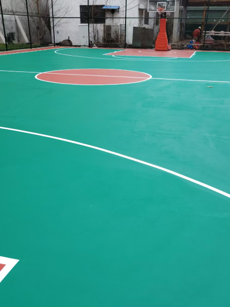 西林 球场长期使用易出现地面开裂